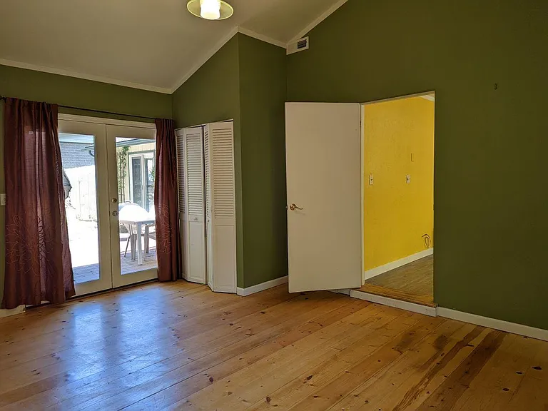 Courtney St — Photo 12