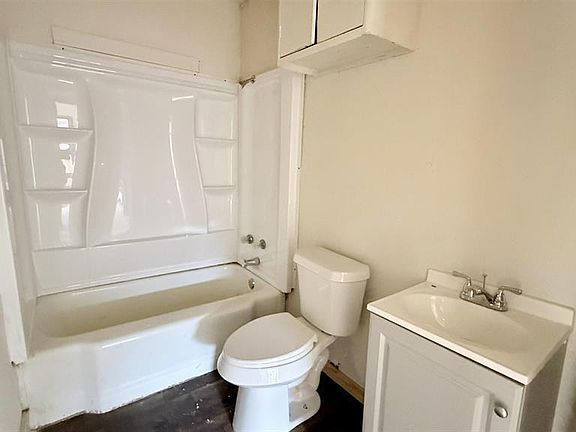 5th image of 2215 Roberts Ave