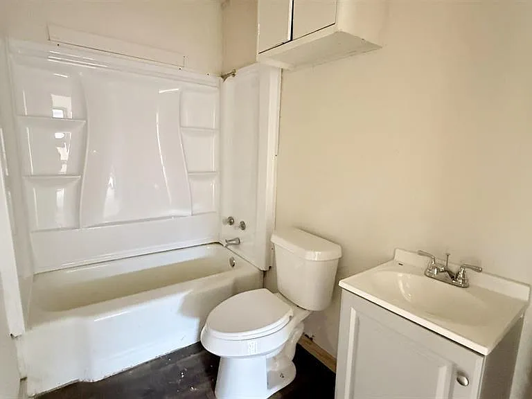 2215 Roberts Ave — Photo 5