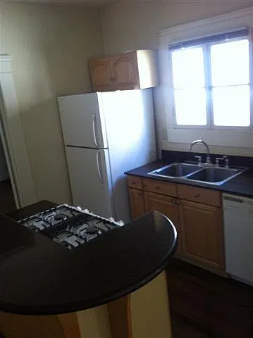 3 bed, 1.0 bath, 2818 sqft, $2,600 — Photo 3
