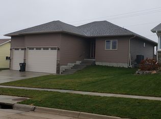 415 Spruce Hills Dr, Cedar Falls, IA 50613