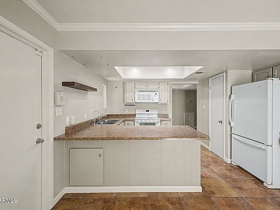 5th image of 1019 E LAGUNA Drive