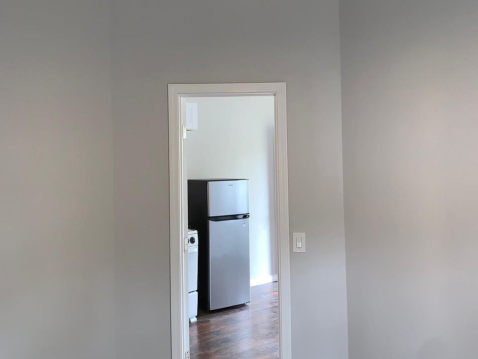 2nd image of 1555 Myrtle Ave #B