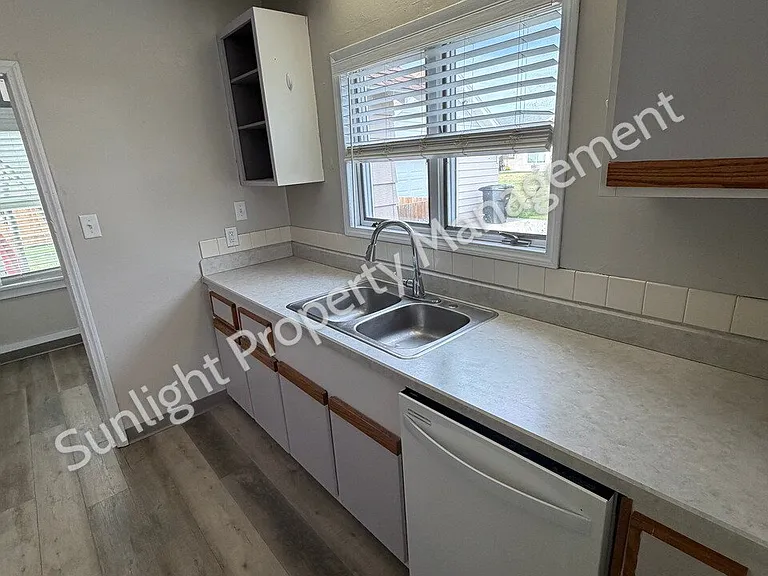 804 W 4th St — Photo 9