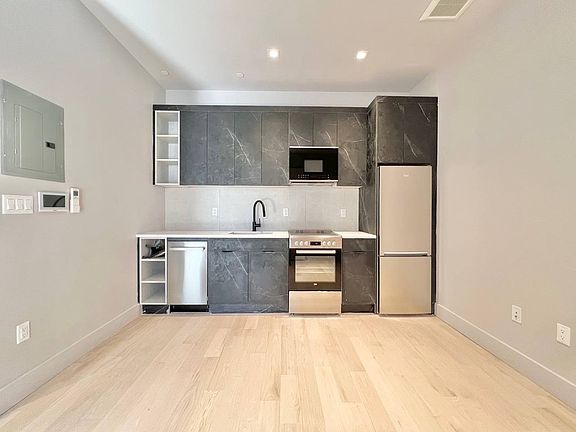3rd image of 193 Greenpoint Ave #2A