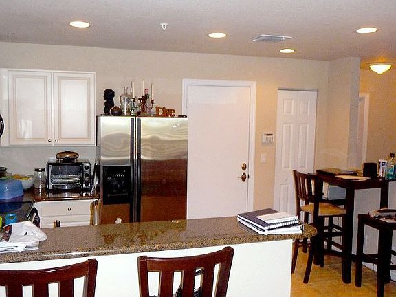 Kitchen & eat in area