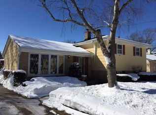1322 N Peartree Ln, Mount Prospect, IL
