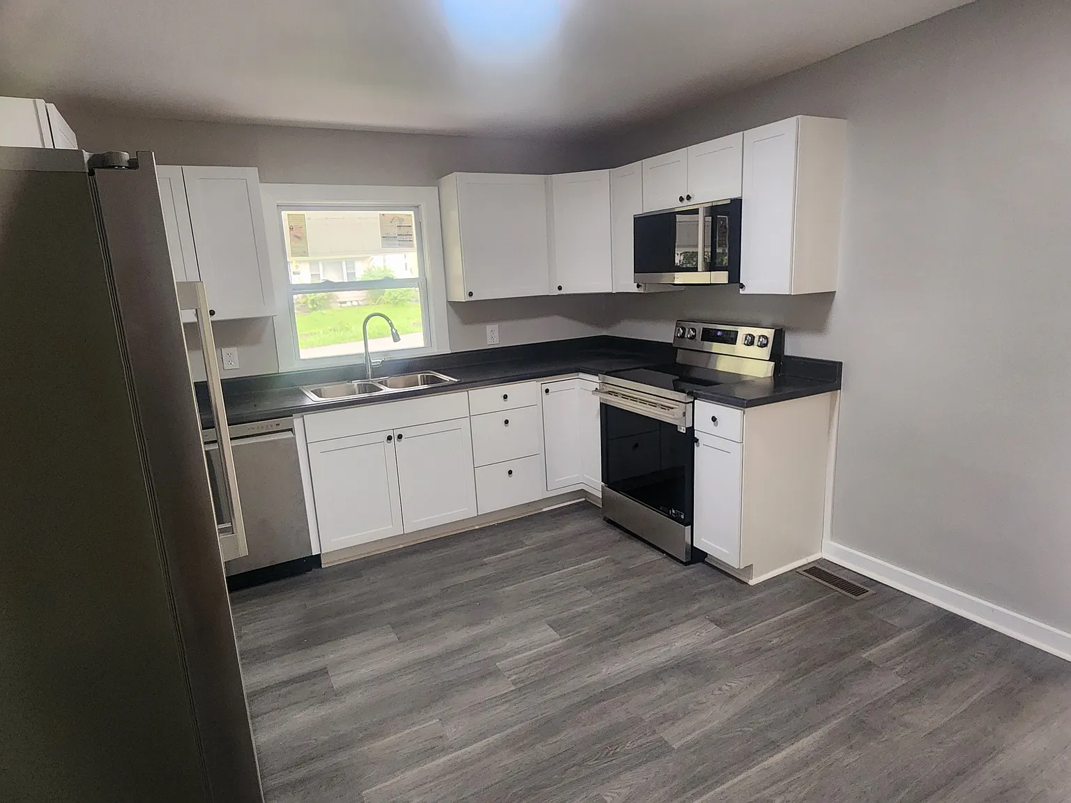 2621 Louise Avenue - 1 — Photo 3