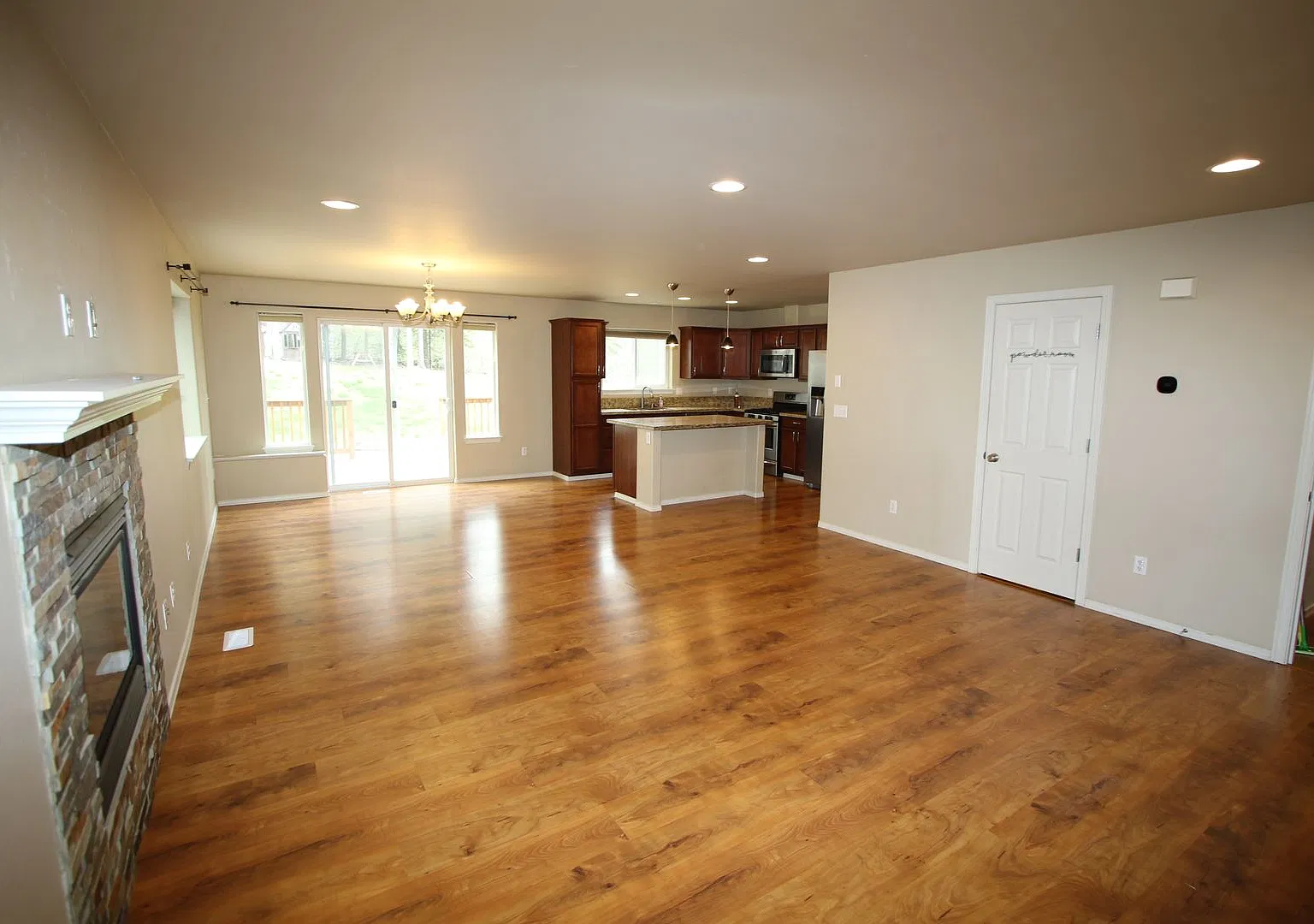 4 Bedroom Eagle River Home! — Photo 2
