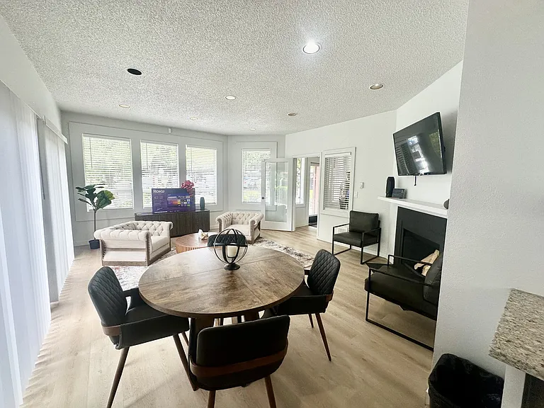 Sunset Park Apartments — Photo 16