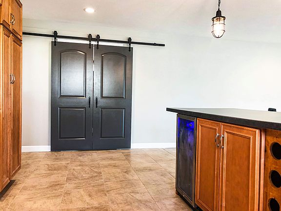 3rd image of 102 Stieren St