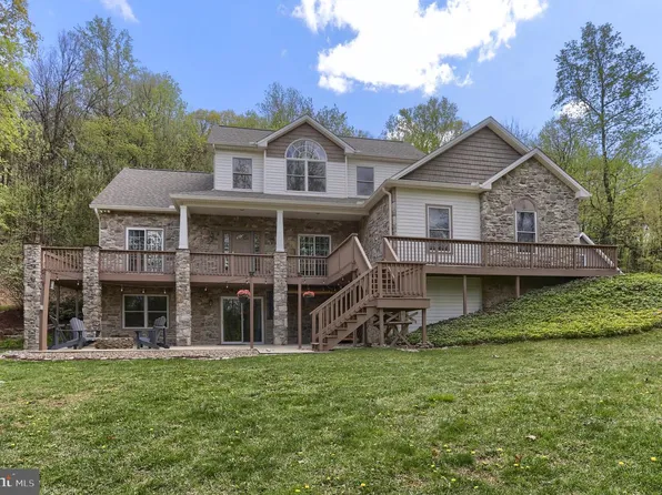 586 Blue Mountain Pkwy, Harrisburg, PA 17112