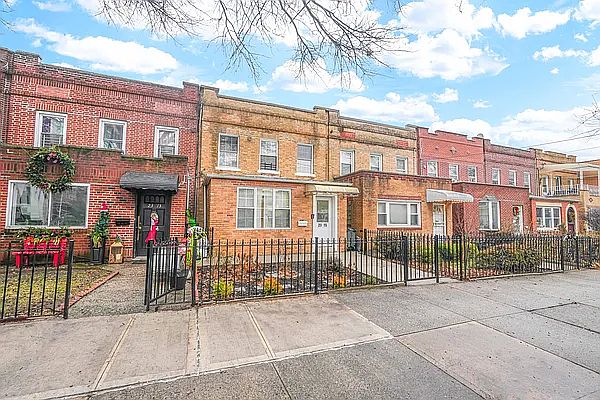 1st image of 2315 Crescent St