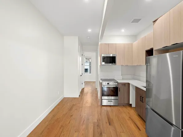 242 Montrose Avenue 3B image 2 of 5