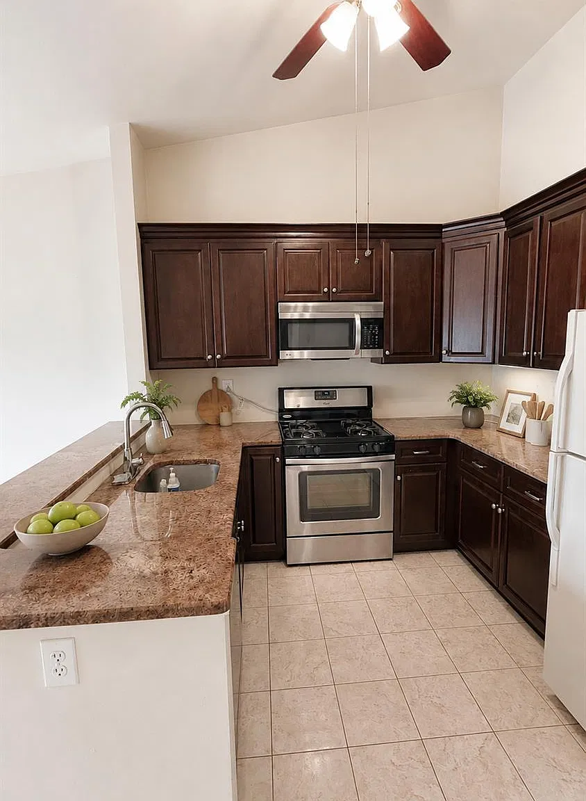 2 bed, 2.0 bath, 1025 sqft, $2,200 — Photo 4