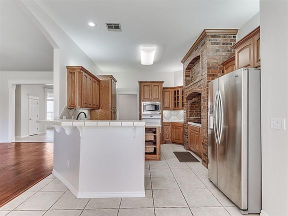 5th image of 1100 Kingsway Ave