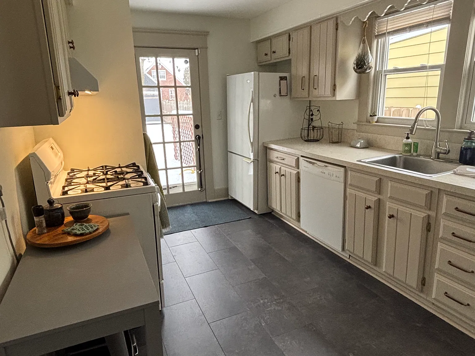 3 bed, 1200 sqft, $2,200 — Photo 3