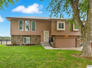 360 Platteview Dr, Springfield, NE 68059