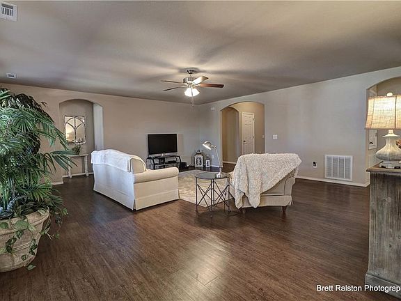 4th image of 320 Driftwood St