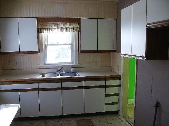 4th image of 2922 Kenmore Ave