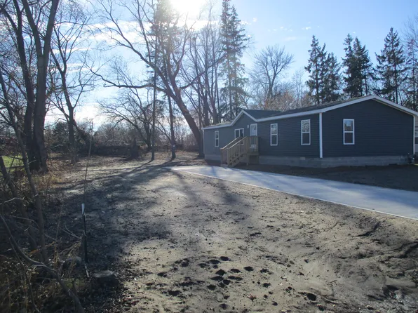 408 3rd St, Fennville, MI 49408