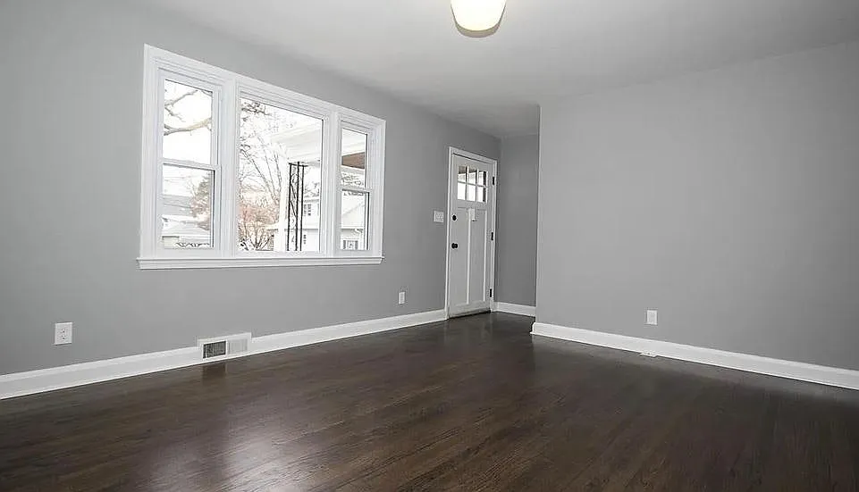 4401 Buchanan Ave — Photo 2