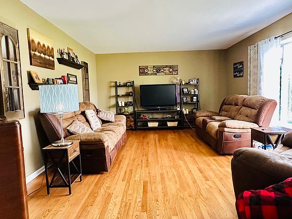 4th image of 42609 Washington Ave