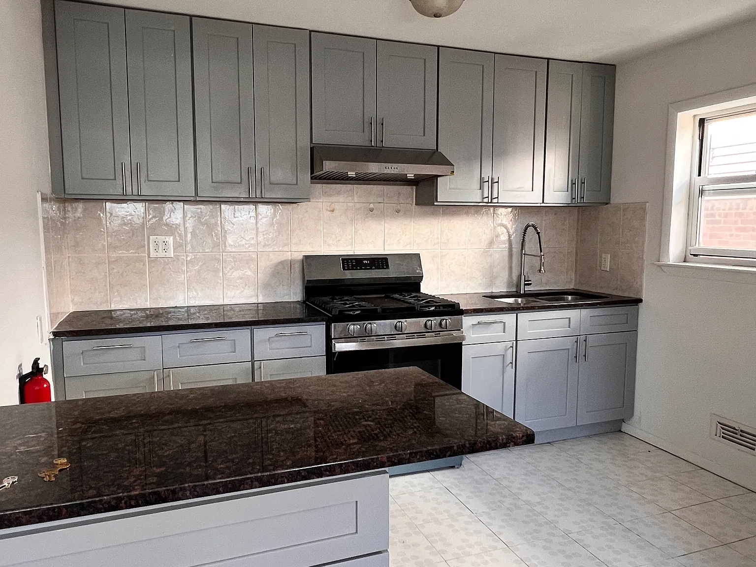 3 bed, 1.5 bath, 1184 sqft, $3,000 — Photo 3