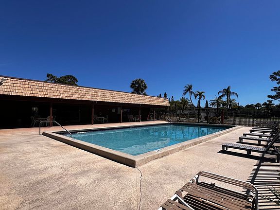 3rd image of 4143 Oak Terrace Drive