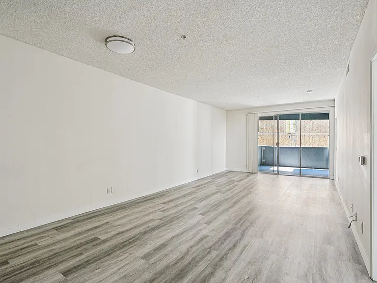 11657 Oxnard Str. — Photo 35