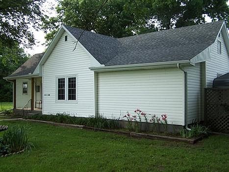 3rd image of 579 E Elm St
