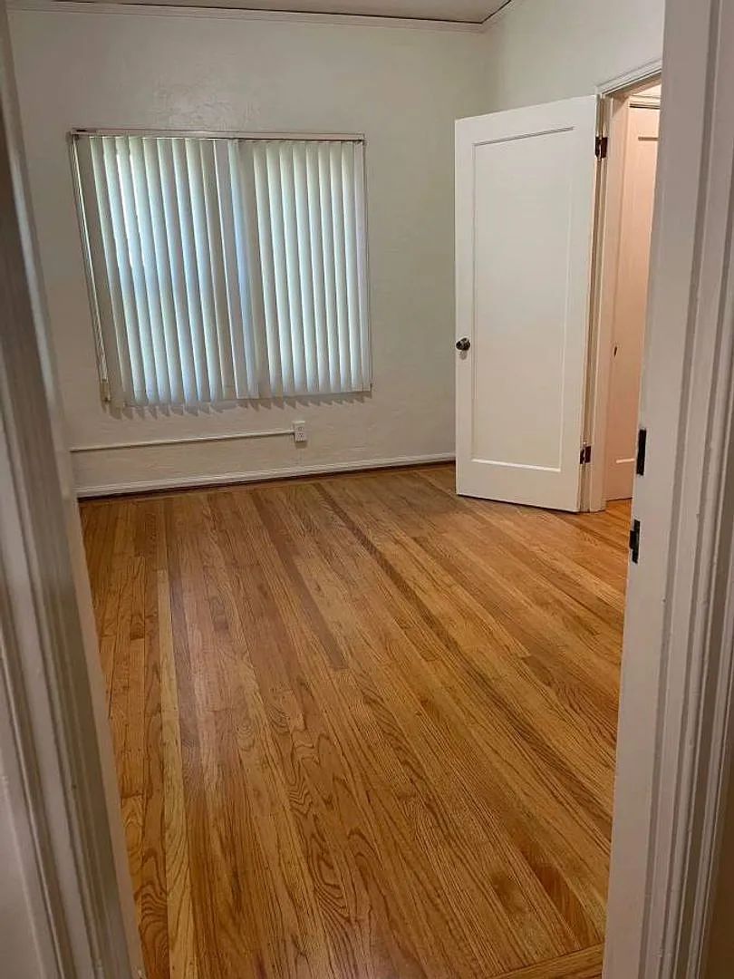 2514 Piedmont Ave — Photo 2