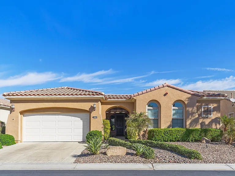 81126 Avenida Lorena — Photo 2