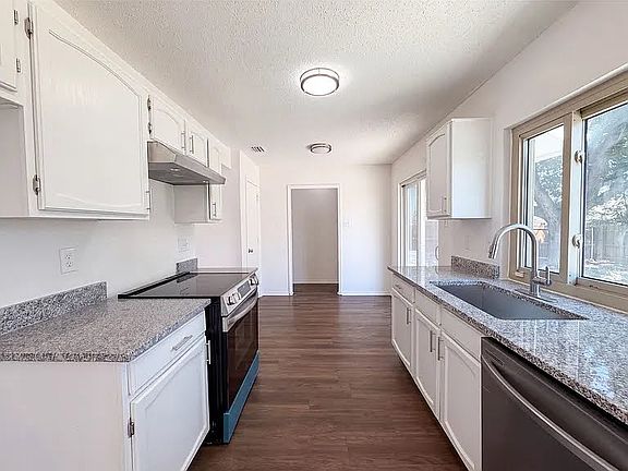 3rd image of 221 Creekwood Ln