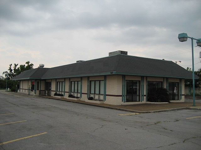 2nd image of 1203 E Malone Ave