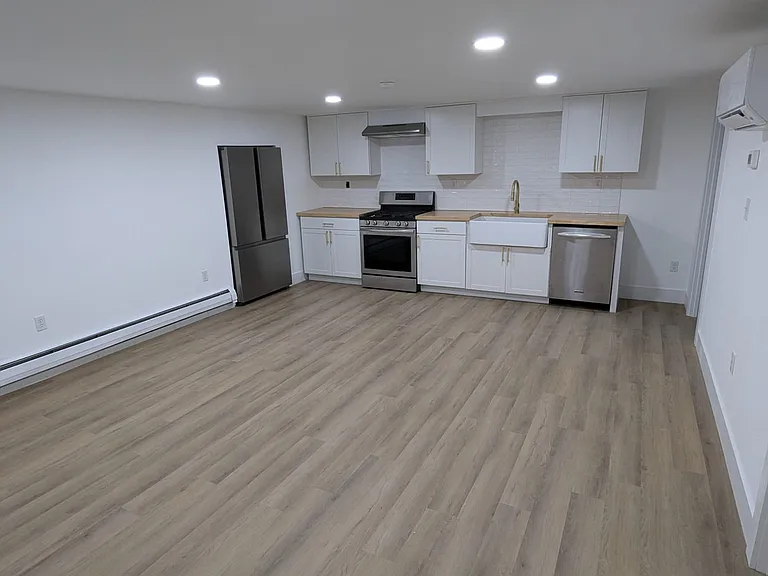 212 Joslen Blvd — Photo 1