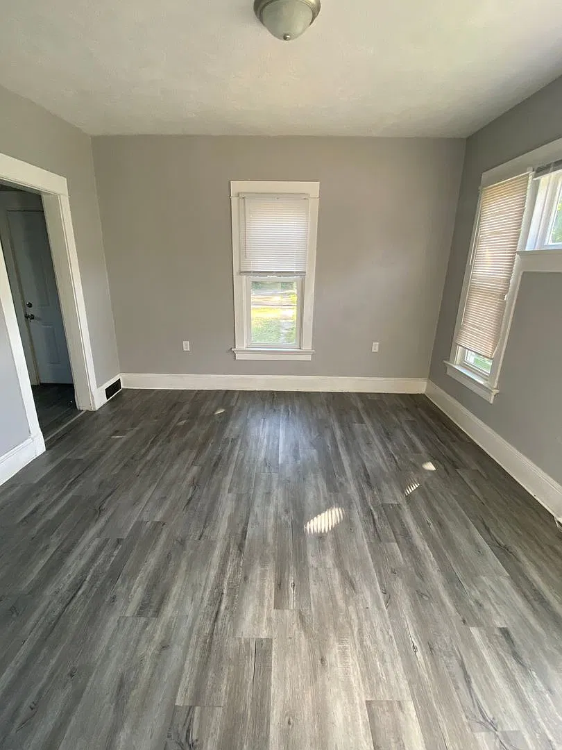 3 bedroom 1 1/2 bath home in Rock Island — Photo 4
