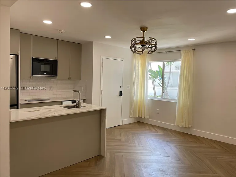 731 6th St #104-E — Photo 1