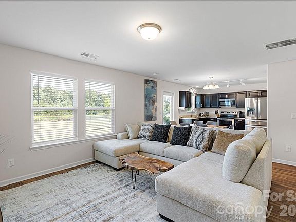 5th image of 423 Webb Rd