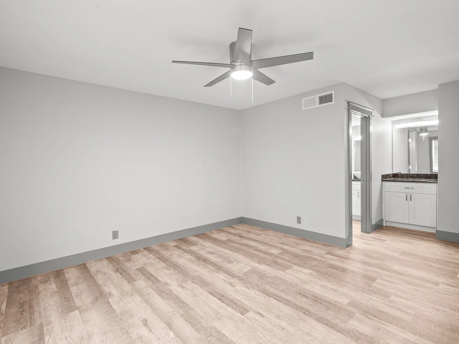 1 bed, 1.5 bath, 828 sqft, $875 — Photo 2