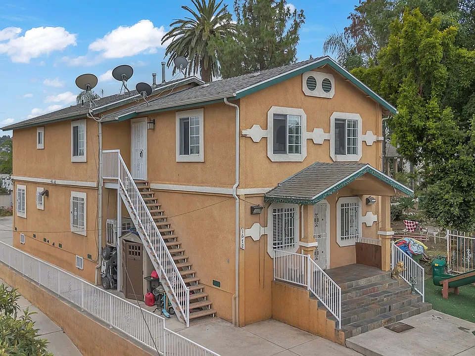 1672 N Soto St