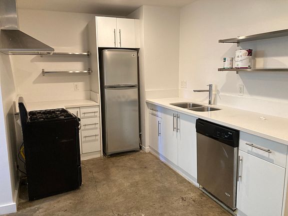 5th image of 2117 W Clinton St #101