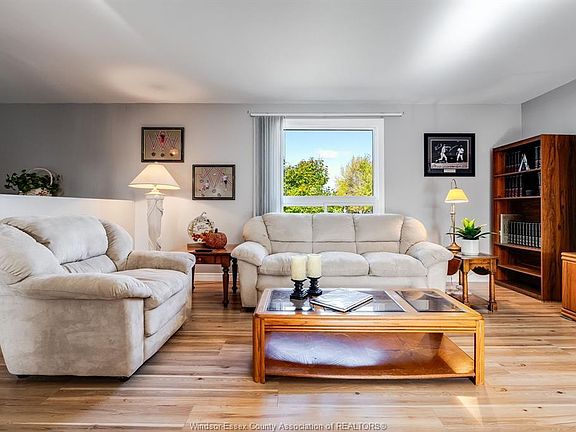 3rd image of 1587 Oakwood Ave