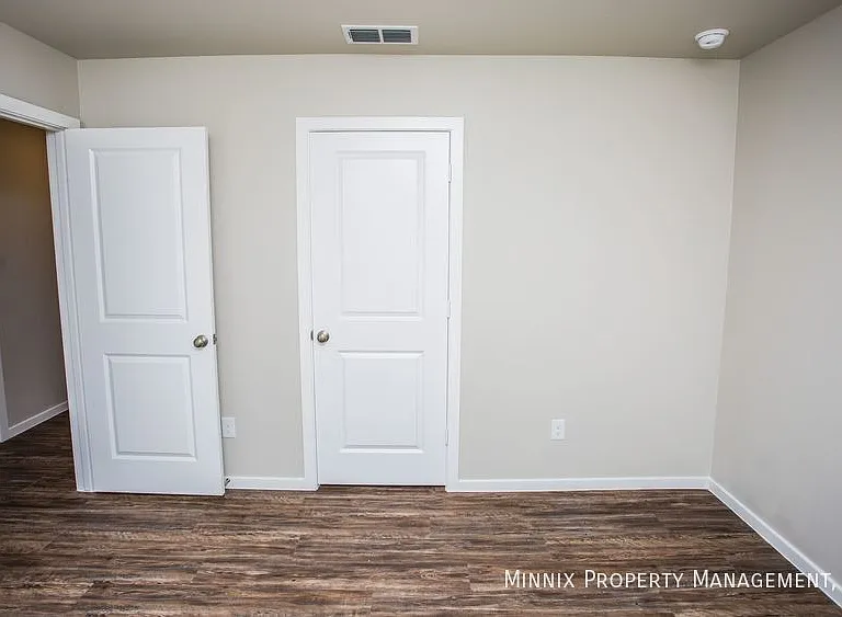 2035 Kenwood Ave — Photo 16