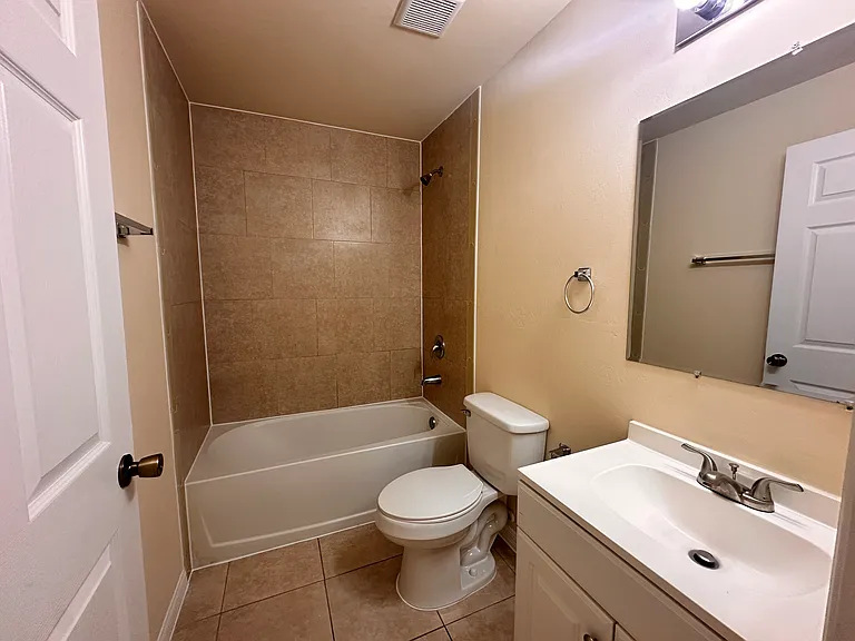 906 NE 12th Terrace Cpe — Photo 9