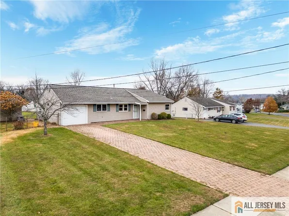 192 Kendall Rd, Kendall Park, NJ 08824