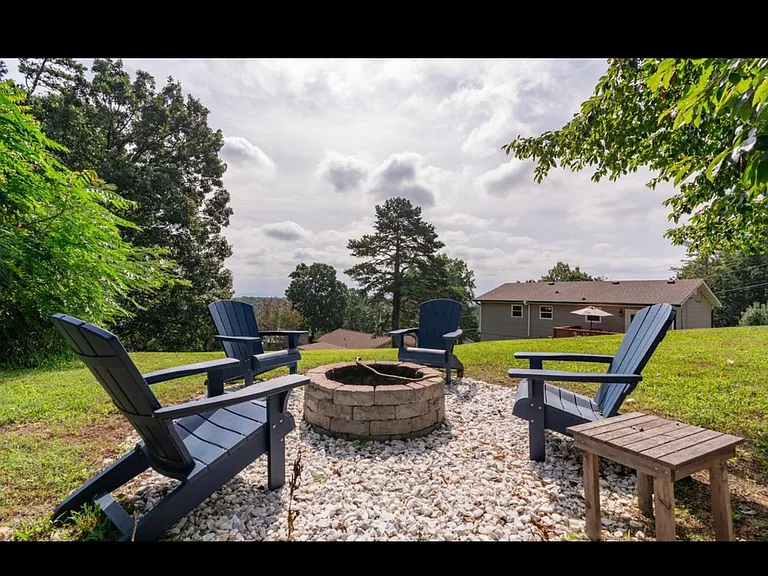 911 Crest Dr — Photo 36