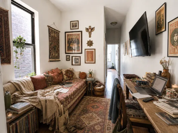 330 W 43rd St APT 20, New York, NY 10036