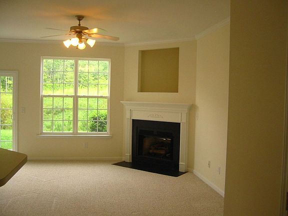 Great family room with gas log FP, TV niche, ceilingfan and crown molding. 