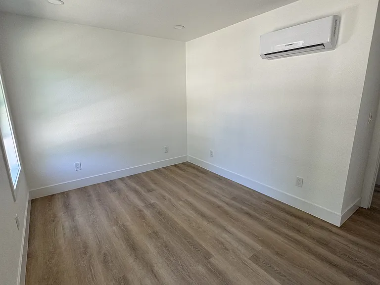 942 Santa Clara St — Photo 5